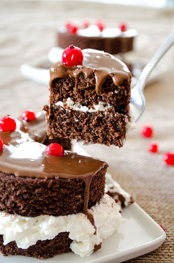 The Easiest Mini Chocolate Cakes
